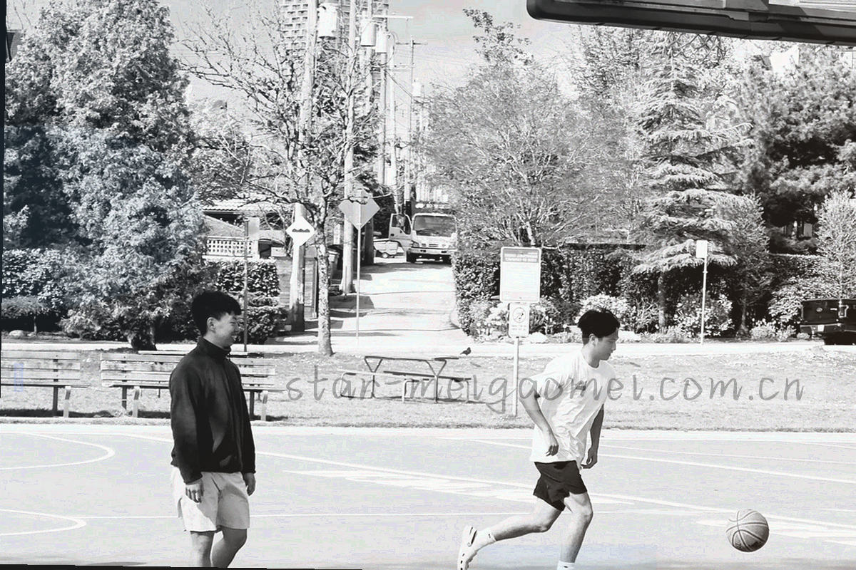 由发光路径串联的三个批次节点，节点带编号铭牌
